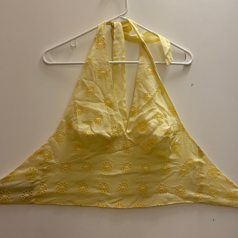 Yellow Halter Top with Floral Embroidery Realisation Par